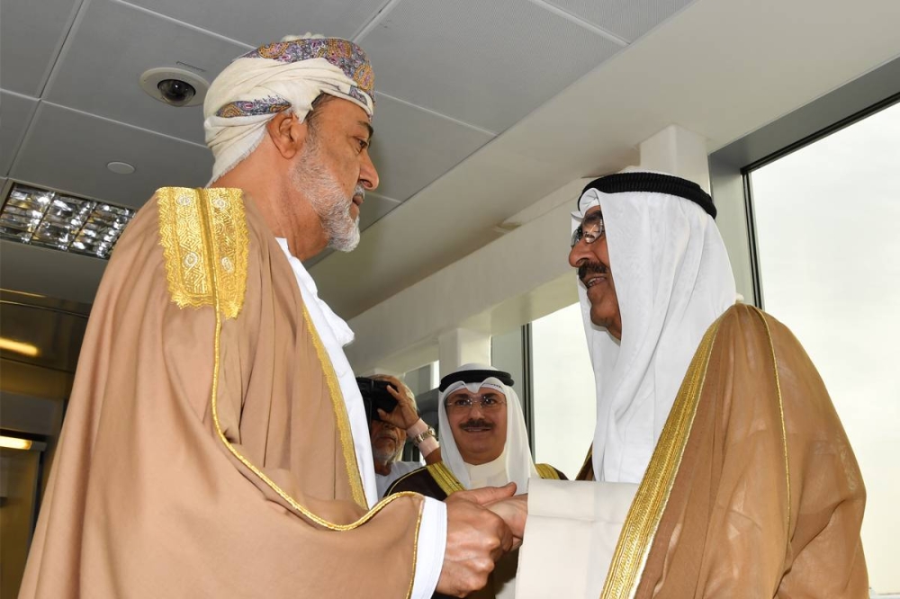 صاحب السمو مودعاً السلطان هيثم لدى مغادرته سلطنة عمان