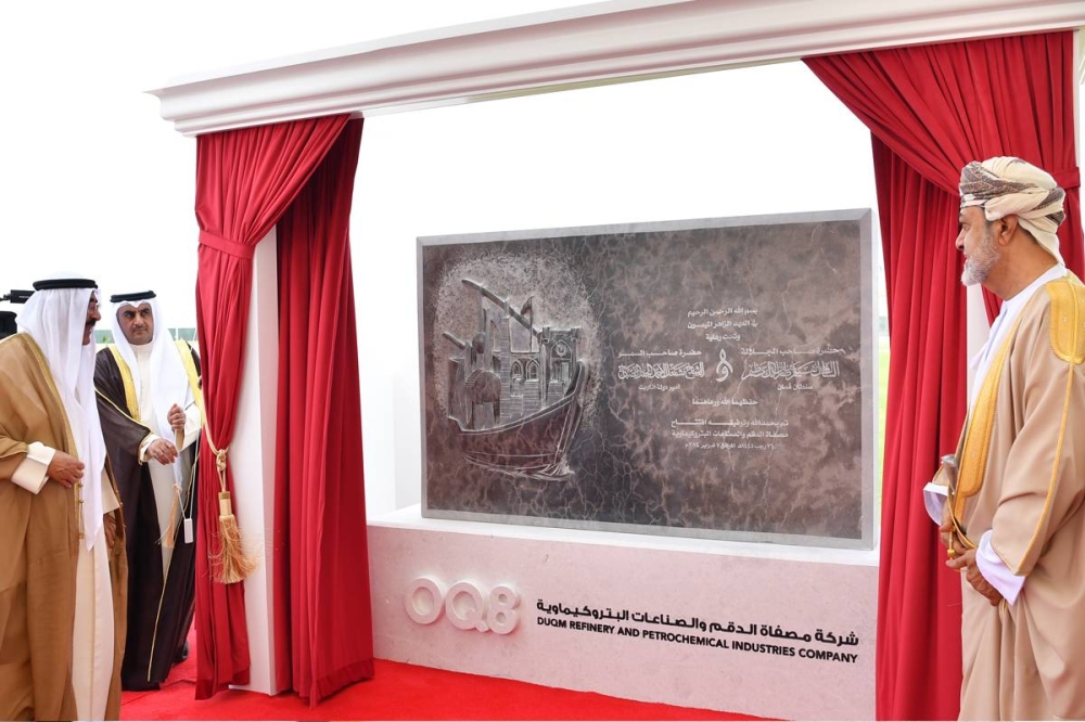 سموه والسلطان هيثم خلال إزاحة الستار عن اللوحة التذكارية الخاصة بالافتتاح