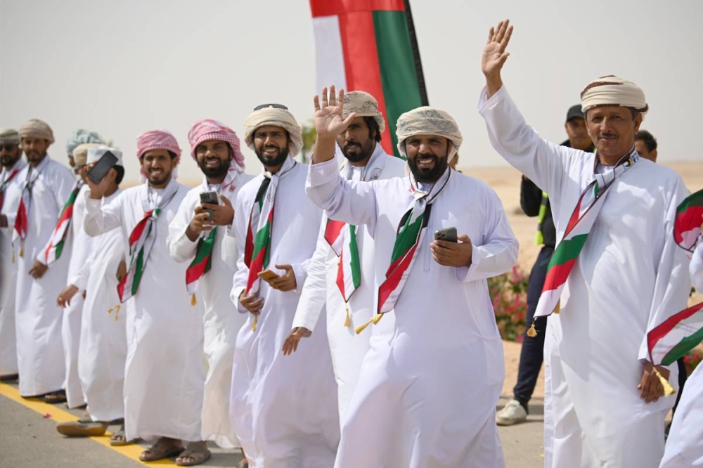 استقبال شعبي من أبناء عُمان احتفالاً بالأمير لدى وصوله إلى ولاية الدقم