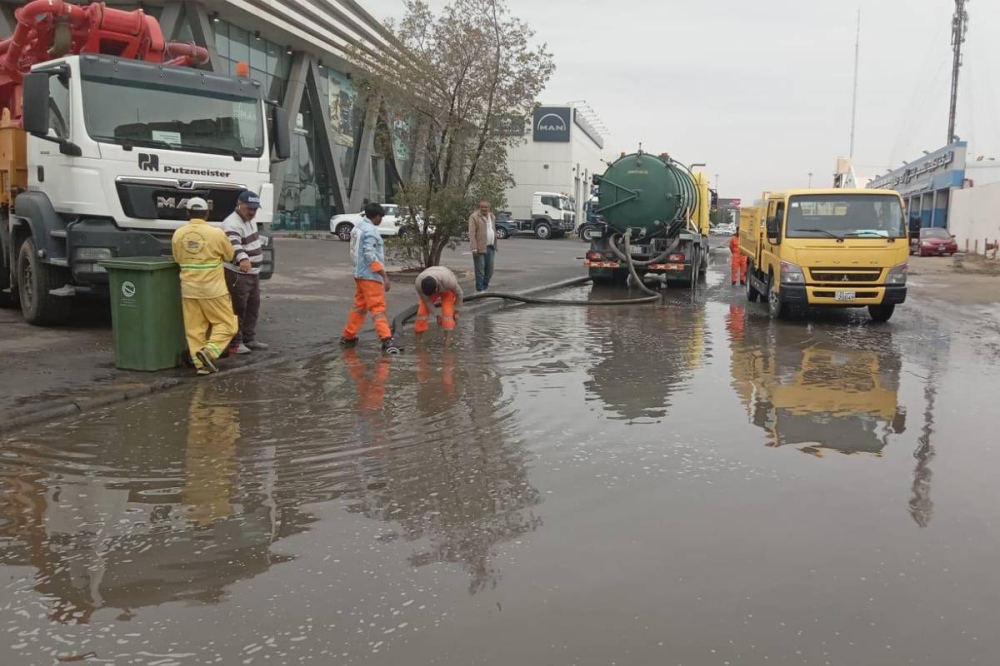 فرق البلدية خلال سحب تجمعات المياه