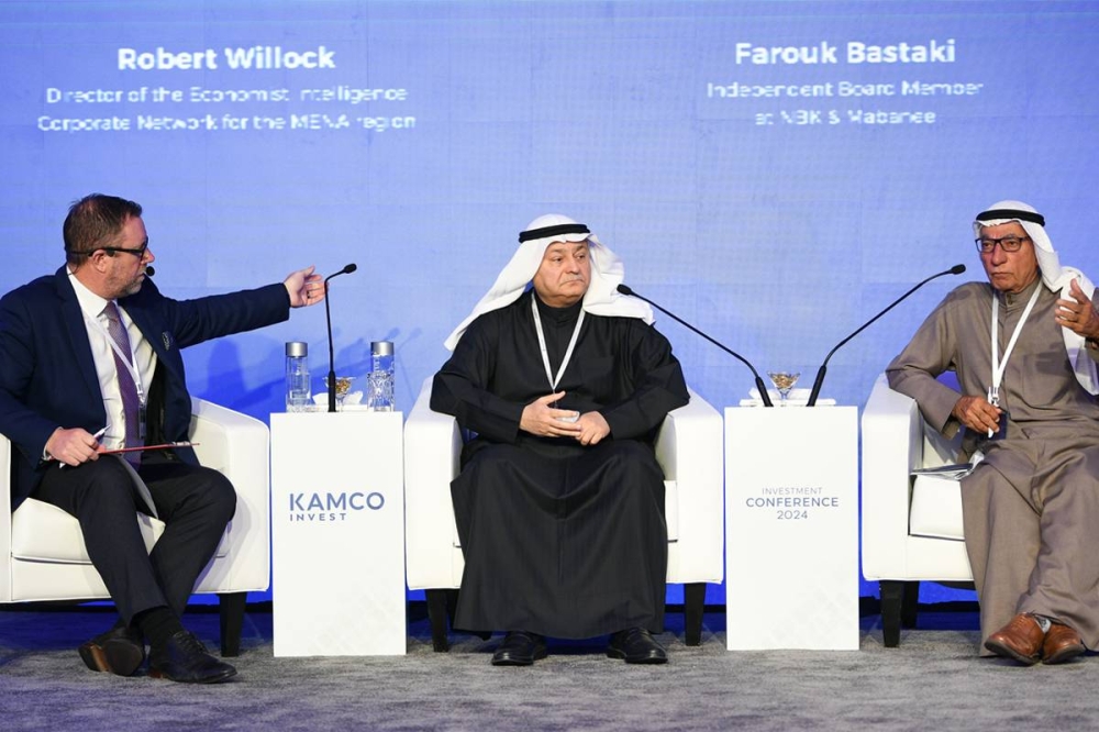 من اليمين: كامل الحرمي وفاروق بستكي وروبرت ويلوك خلال الجلسة الأولى