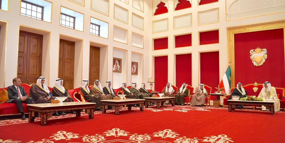 الأمير وملك البحرين وجانب من الوفد الكويتي المرافق لسموه