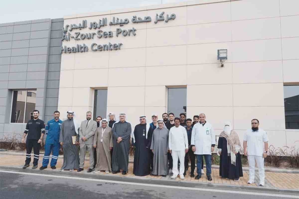 صورة جماعية خارج المركز