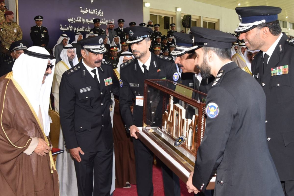 الأمير يتسلم درع الأكاديمية