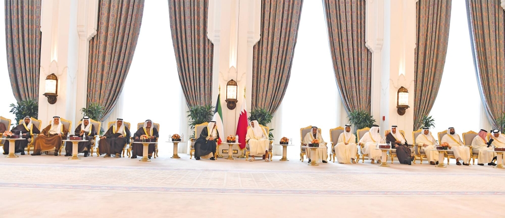 الأمير ونظيره القطري خلال المباحثات