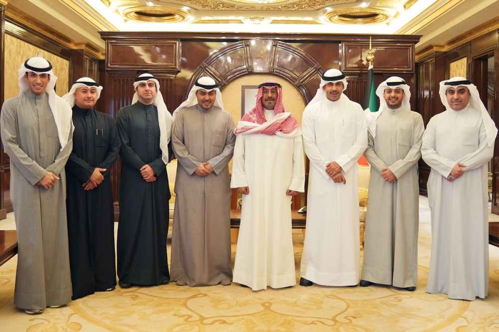 رئيس الوزراء متوسطاً رئيس وأعضاء جمعية المحامين أمس