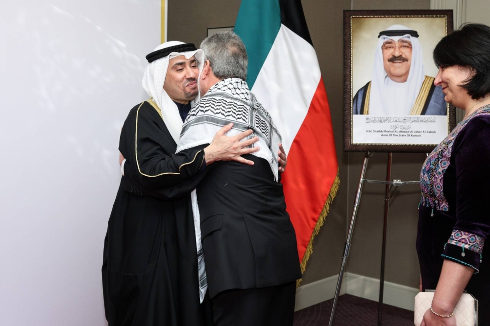 السفير يتلقى التهاني