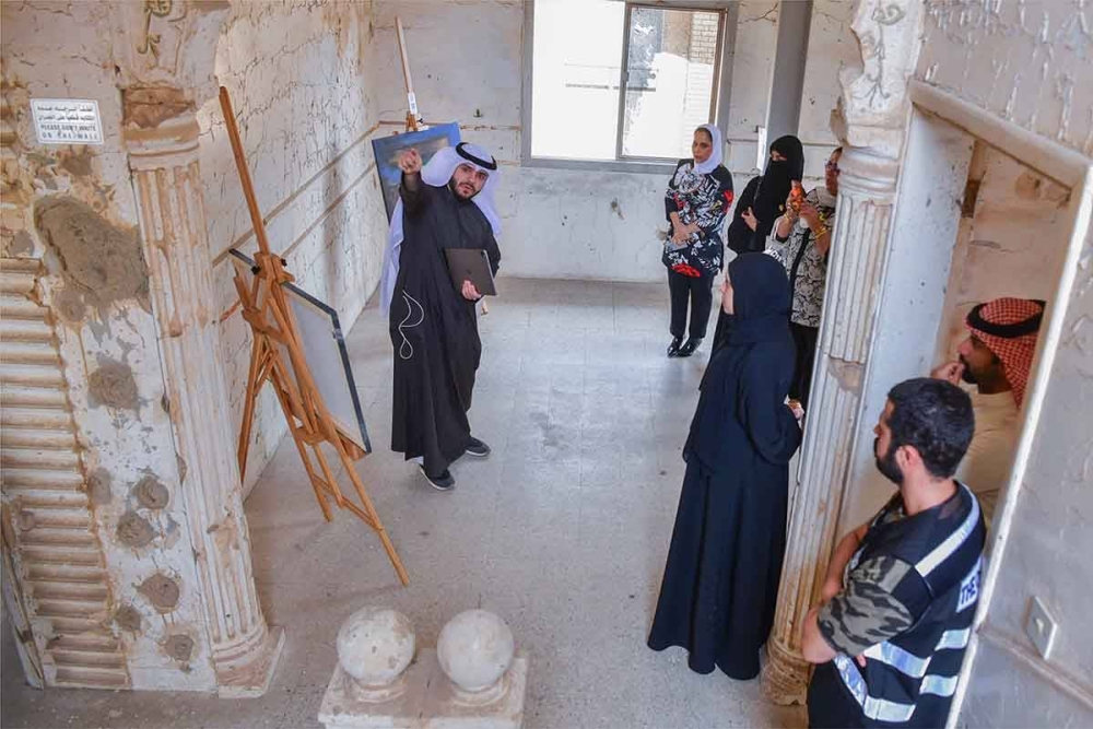 الفنان فهد النجار مستعرضا للزوار بعض أعماله 