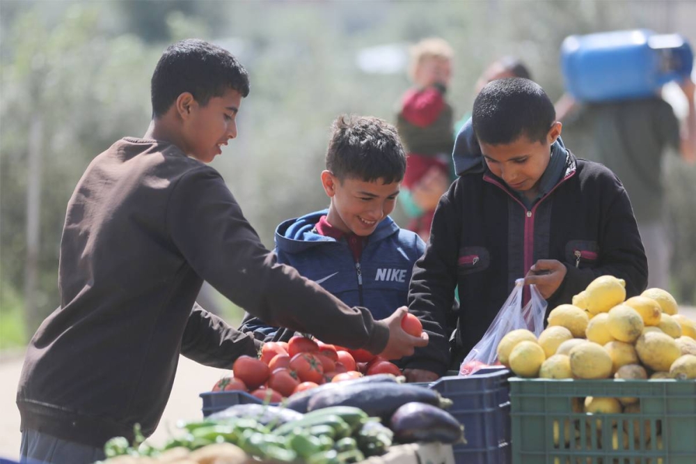 أطفال في الزويدة وسط غزة (شينخوا)