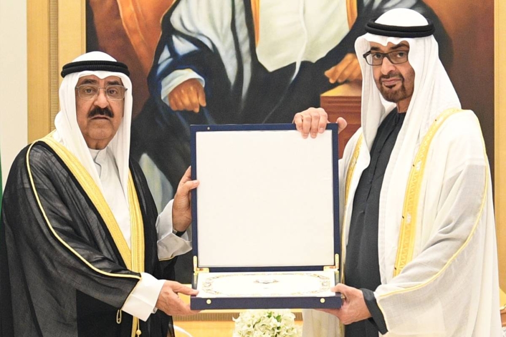 الأمير يقلد بن زايد «قلادة مبارك الكبير»