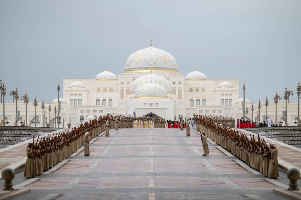 من مراسم الاستقبال أمام قصر الوطن