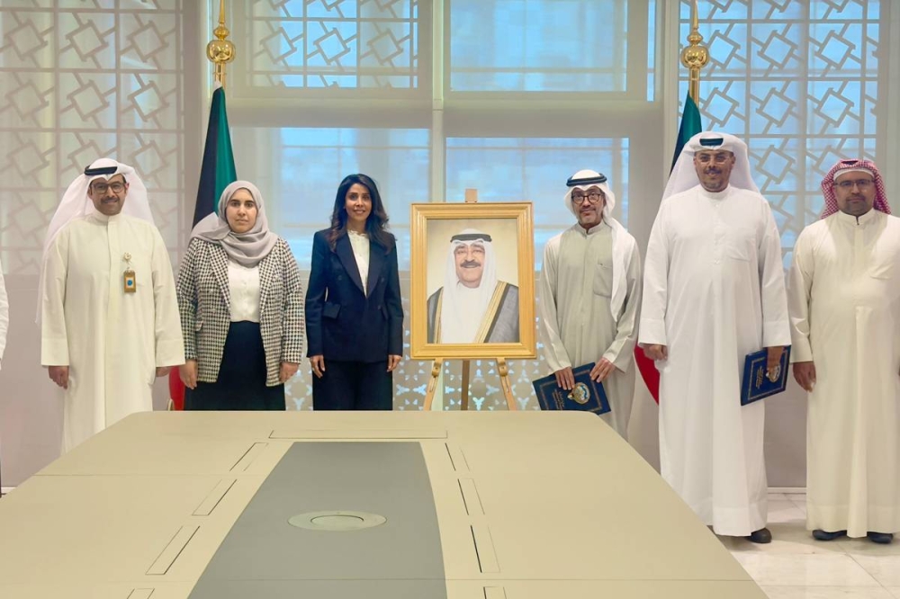 المشعان تتوسط الحضور عقب توقيع العقد أمس