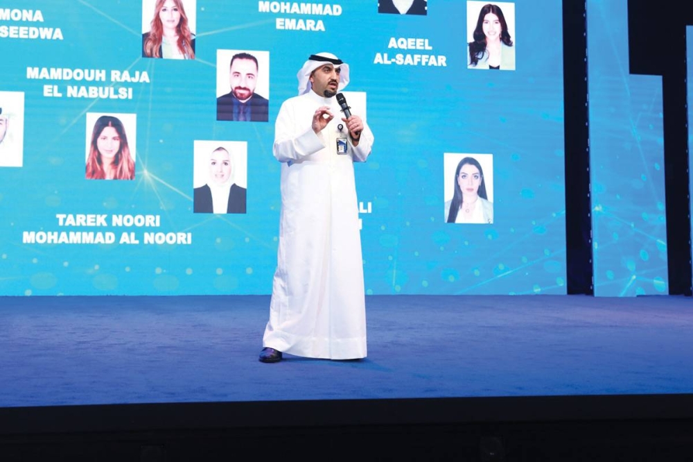 محمد العثمان يلقي كلمة خلال حفل النخبة السنوي