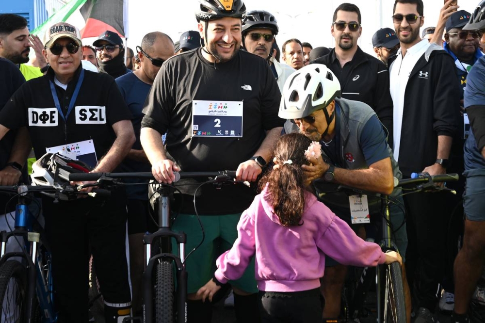 قبلة من سموه على جبين طفلة مشاركة