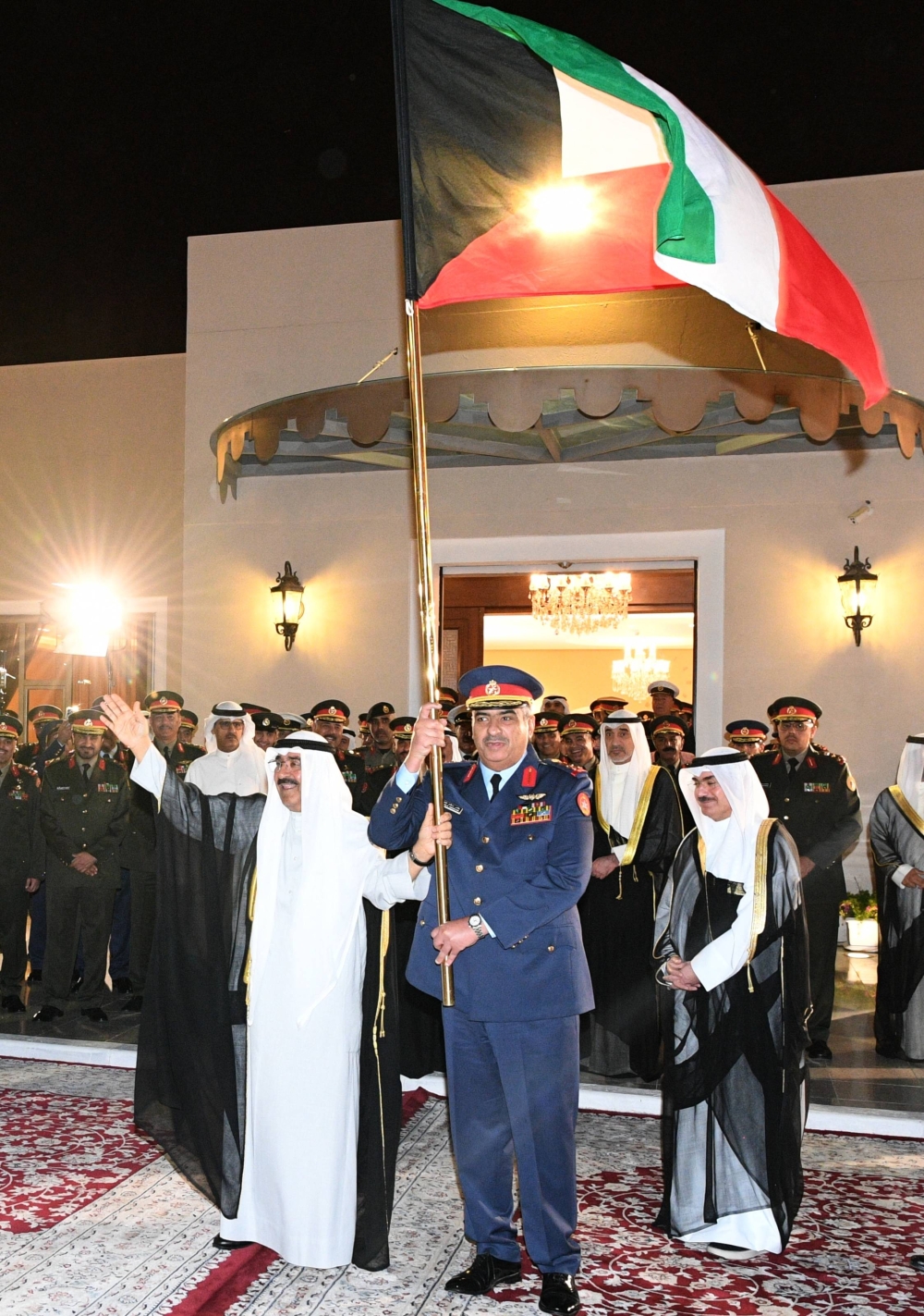 الأمير يحيي مستقبليه في وزارة الدفاع