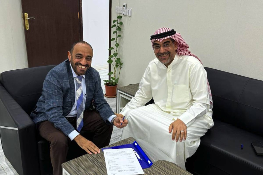 مدير منطقة الجهراء الصحية ومدير مشروع قطاع «N10» بمدينة المطلاع السكنية يوقعان محضر استلام مبنى المركز