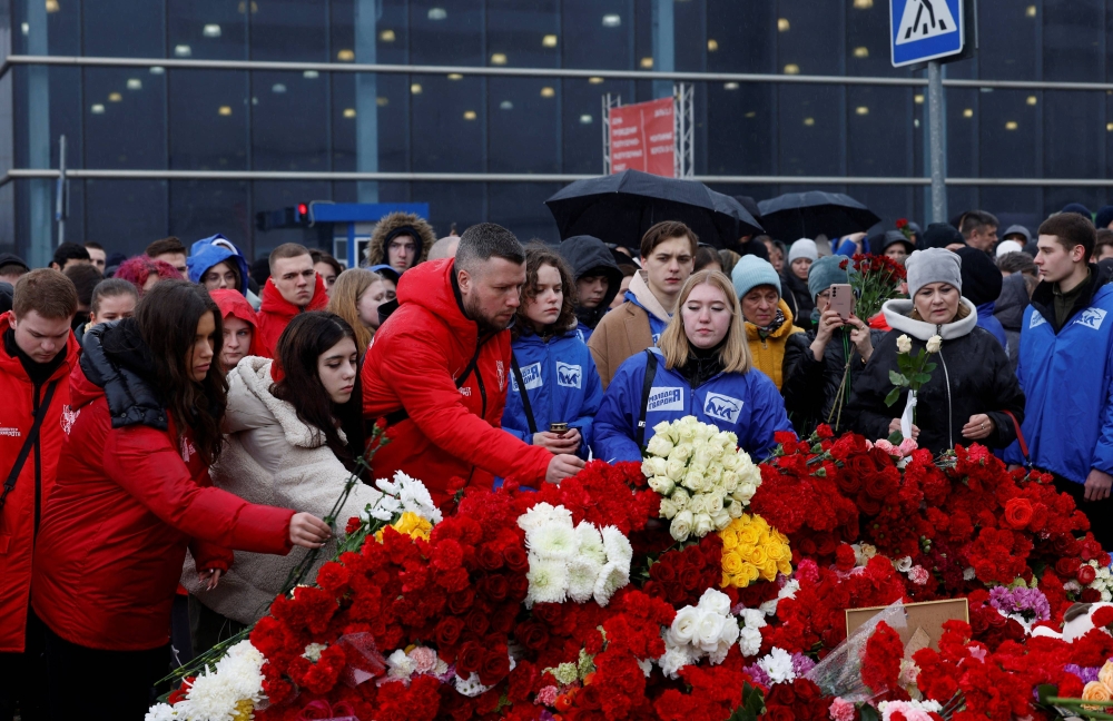 معزون يقدمون الورود في موقع الهجوم، موسكو