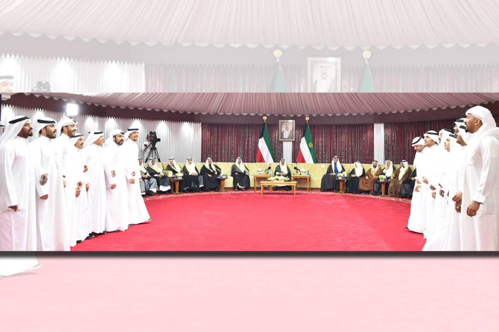 الأمير يتابع أداء فن الفريسني من شعراء النبط خلال الزيارة 