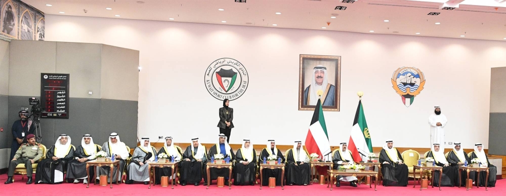 صاحب السمو ورئيس الوزراء وكبار المسؤولين خلال زيارة النادي الرياضي للصم