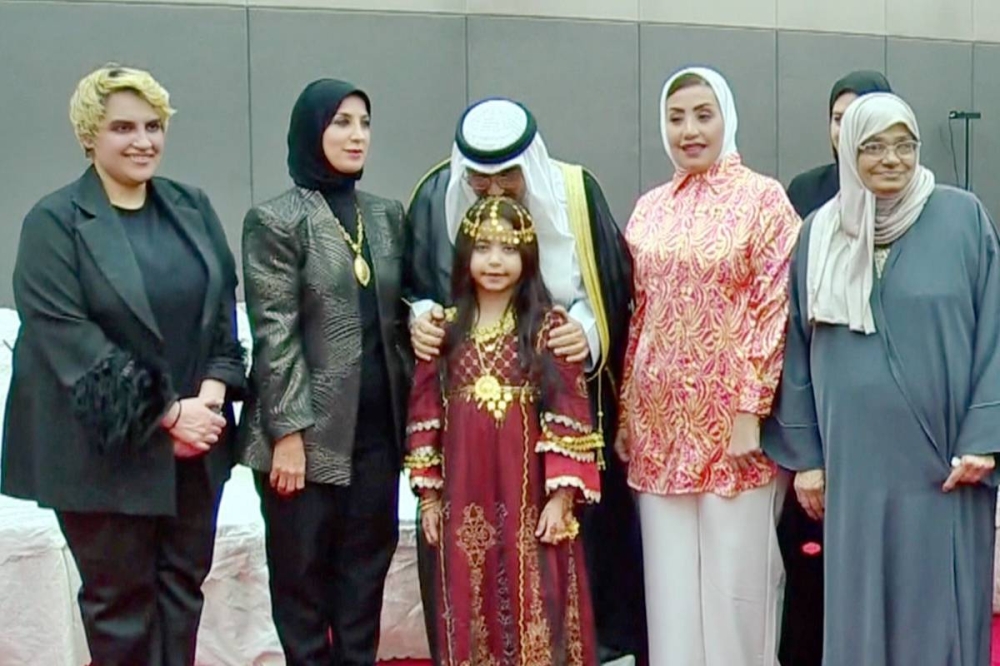 الأمير وبعض سيدات النادي 