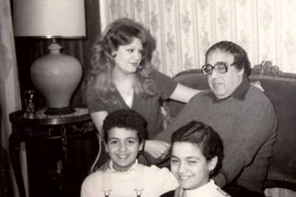 مع زوجته ميمي جمال وابنتيهما
