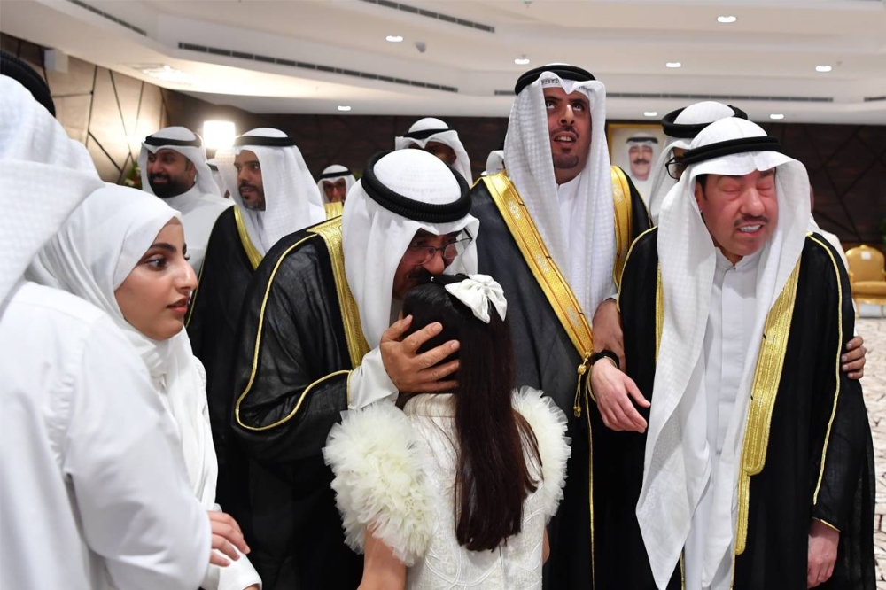 يقبل رأس طفلة من الجمعية