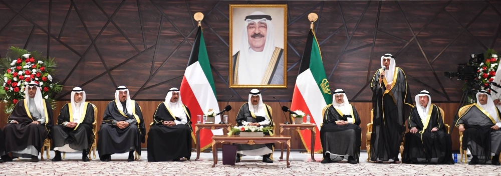 الأمير والوفد المرافق وجانب من مستقبليه خلال زيارة جمعية المكفوفين