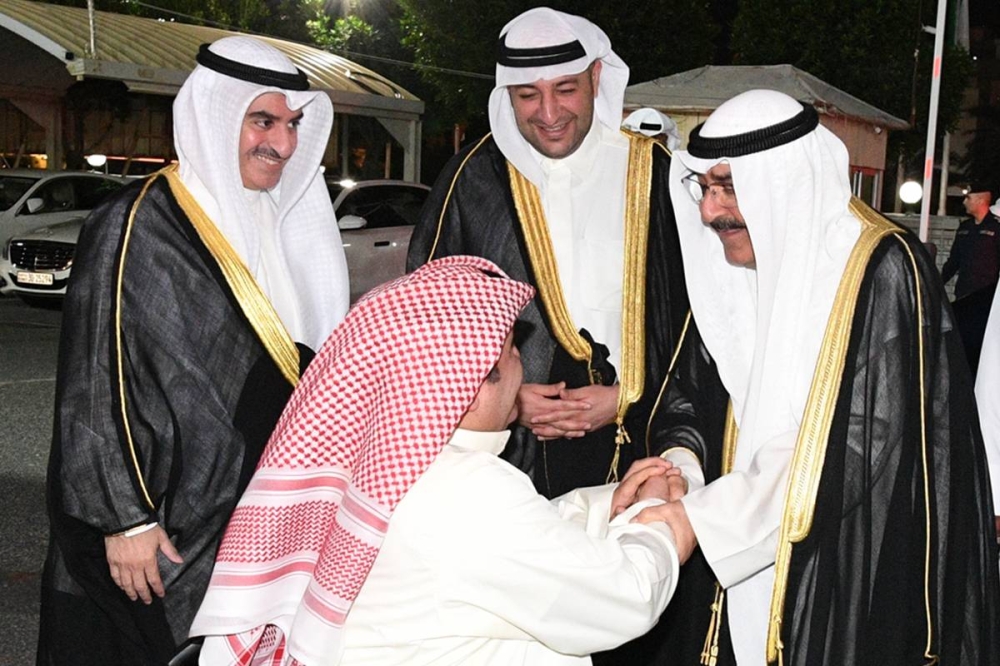 الأمير مصافحاً شافي الهاجري... لدى وصوله إلى نادي المعاقين 