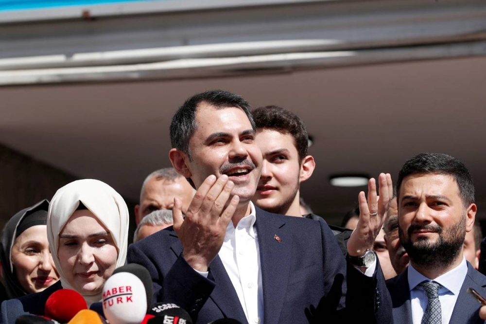 مرشح أردوغان لرئاسة بلدية إسطنبول بعد إدلائه بصوته أمس (رويترز)