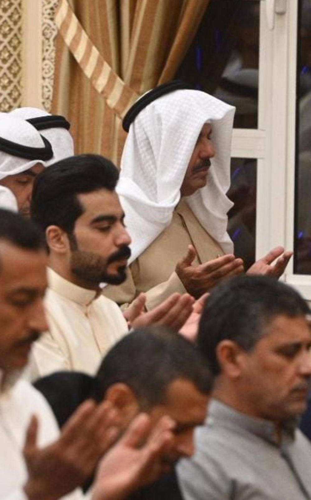 أحمد النواف يؤدي صلاة القيام في نفس مكان والده الأمير الراحل