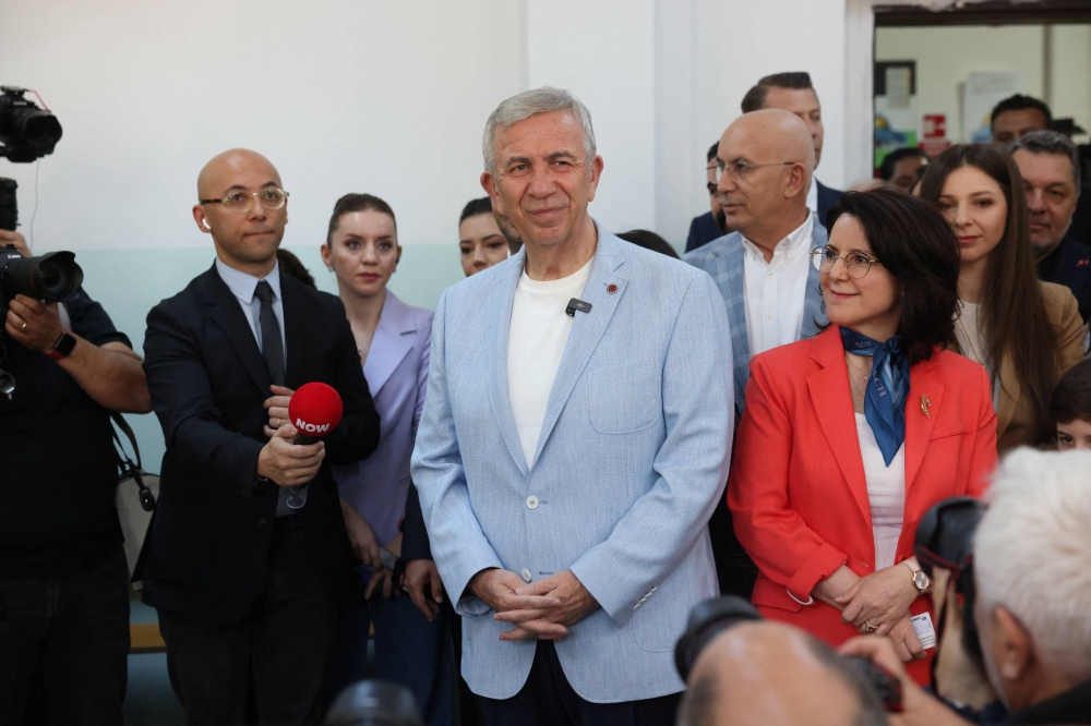 المعارض منصور يافاس خلال عملية الاقتراع «رويترز»