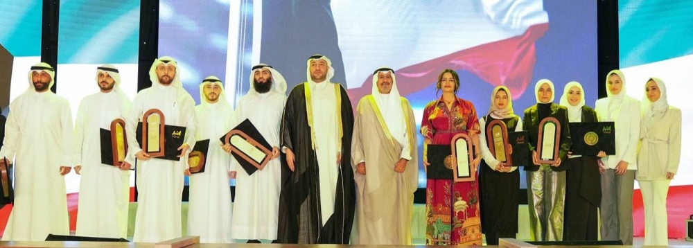 رئيس الوزراء ووزير الشباب يتوسطان الفائزين بجائزة الكويت للتميز والإبداع الشبابي الـ6
