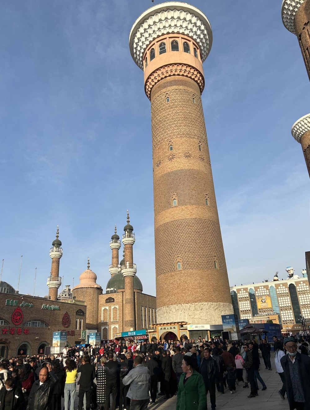 إيغور يحتقلون بعيد الفطر في بازار أورموتشي