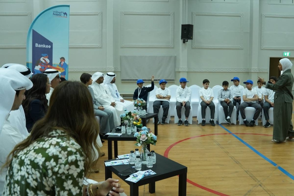 متابعة البرنامج في إحدى المدارس