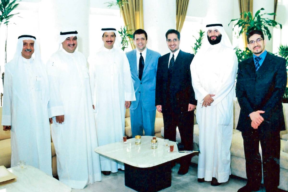 مع نائب رئيس شركة مايكروسوفت ووائل جاسم الصقر (يرحمه الله) وفيصل الشايجي وجاسم المطوع (مايو 2002)