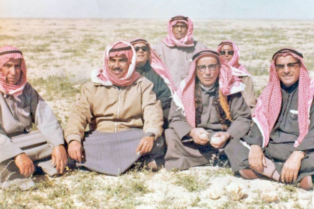 الوالد (حمد الإبراهيم) في 3/6/ 1972 مع أعزّ الأصدقاء، ويبدو من اليمين: محمد يوسف النصف، الوالد، الشيخ مبارك عبدالله الأحمد، وجاسم المضف، في الخلف: الملا ثامر الميان، الشيخ دعيج إبراهيم الصباح، وإبراهيم القطان... (يرحمهم الله جميعاً)