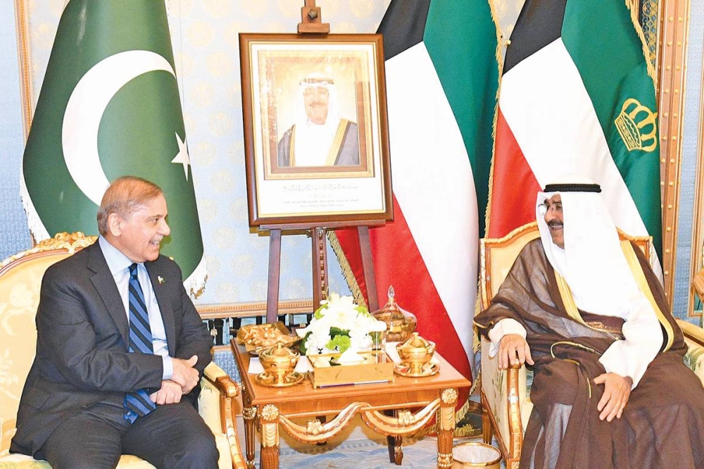 سمو الأمير يجري مشاورات مع رئيس وزراء باكستان