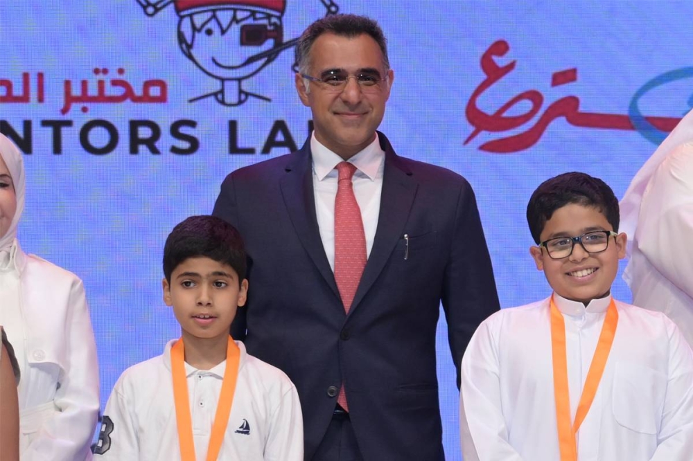 العثمان متوسطا المكرمين