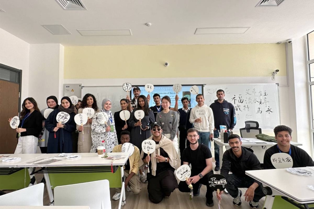 الطلاب الكويتيون يرفعون أسماءهم بالصينية