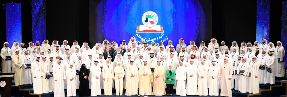 الأمير متوسطاً المعلمين المكرمين في الحفل أمس 