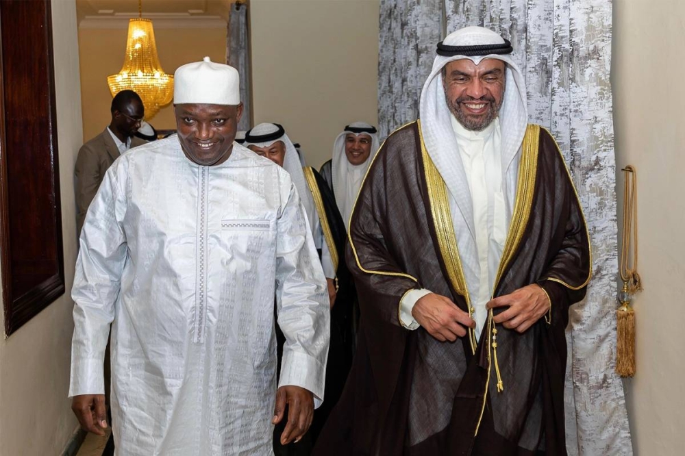 رئيس غامبيا خلال لقائه ممثل الأمير