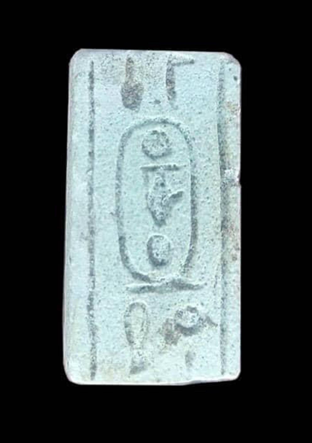 إحدى الُّلقى المكتشفة داخل المبنى