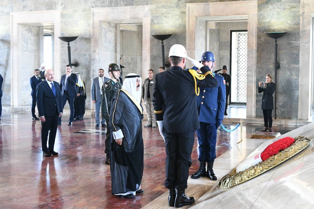 أمير البلاد خلال زيارة ضريح أتاتورك