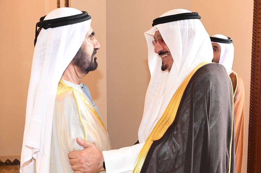 العبدالله يصافح بن راشد