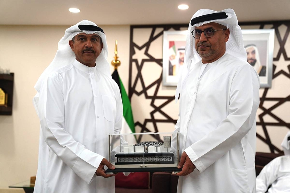 السفير الاماراتي مكرماً الرشود