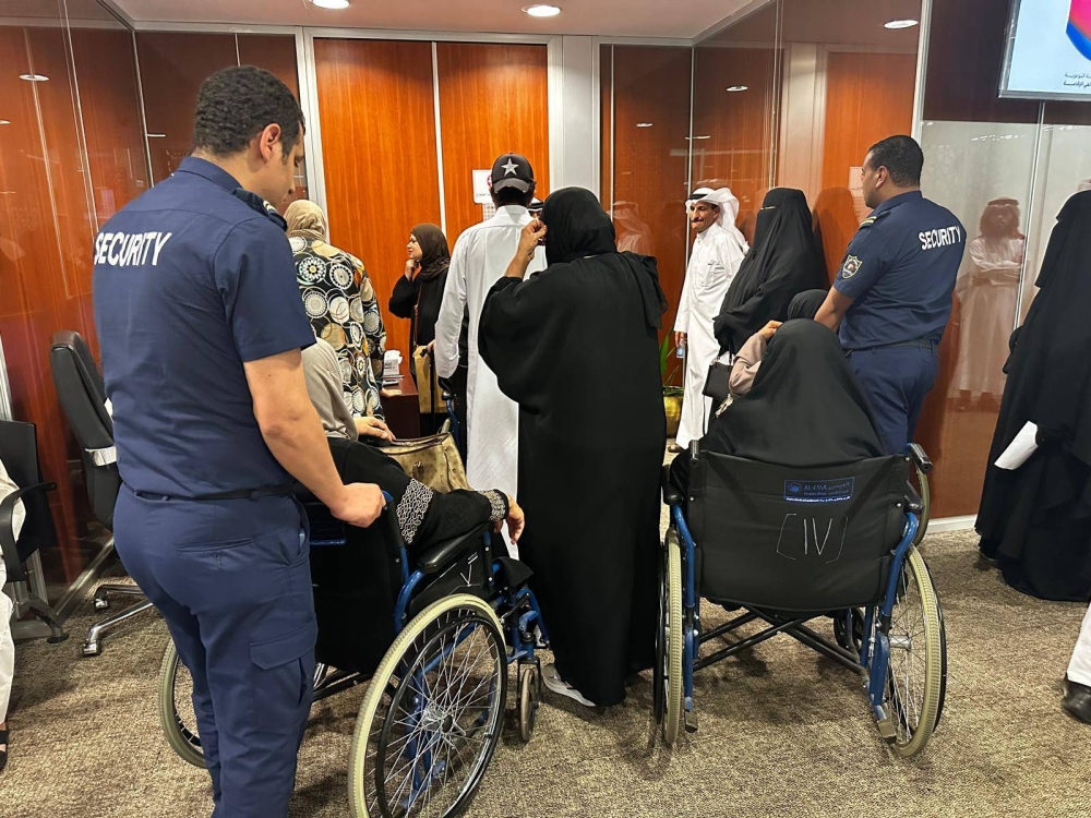 زحام شديد أمام مكتب وزيرة الشؤون في أول أيام استقبال المواطنين