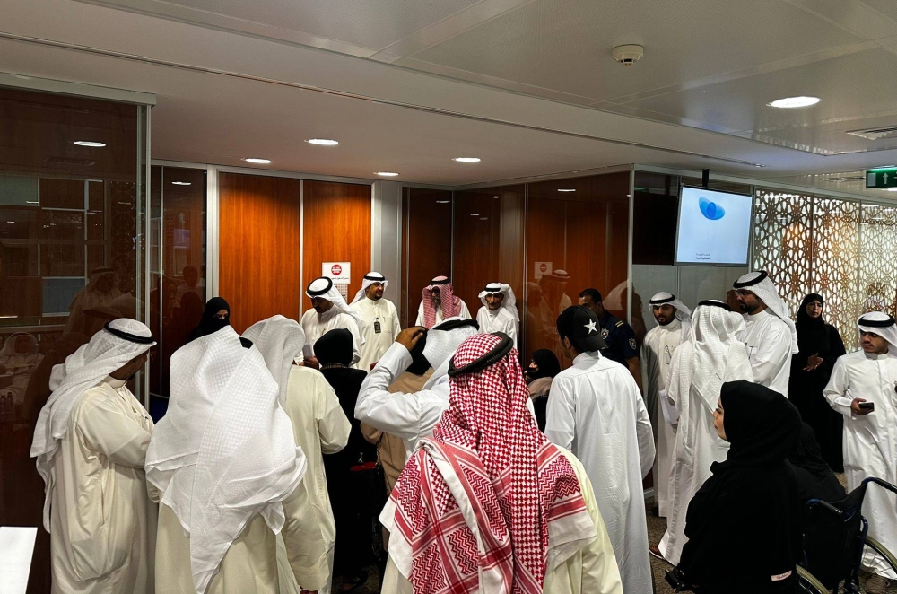 زحام شديد أمام مكتب وزيرة الشؤون في أول أيام استقبال المواطنين