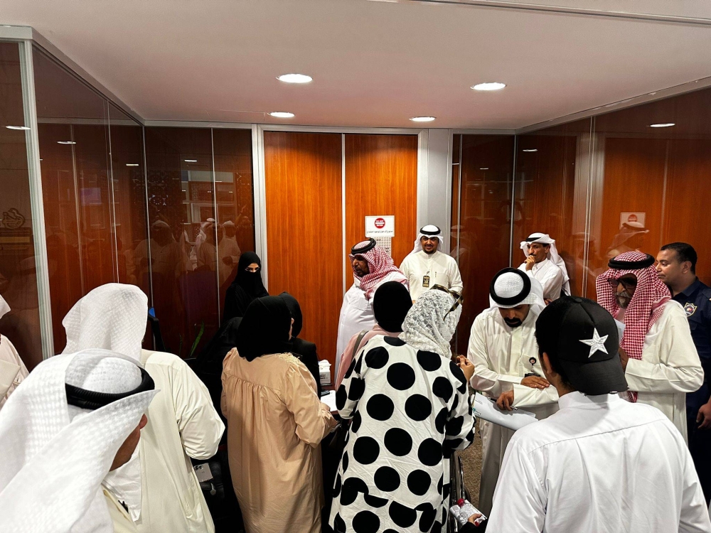 زحام شديد أمام مكتب وزيرة الشؤون في أول أيام استقبال المواطنين