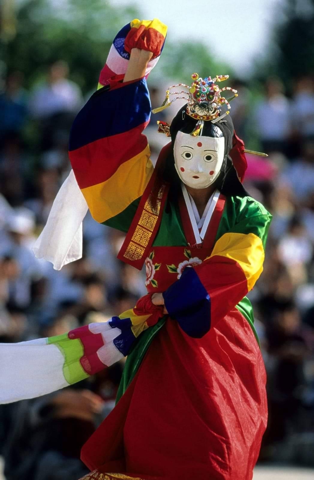 من الدمى والأقنعة المشاركة في عروض المهرجان