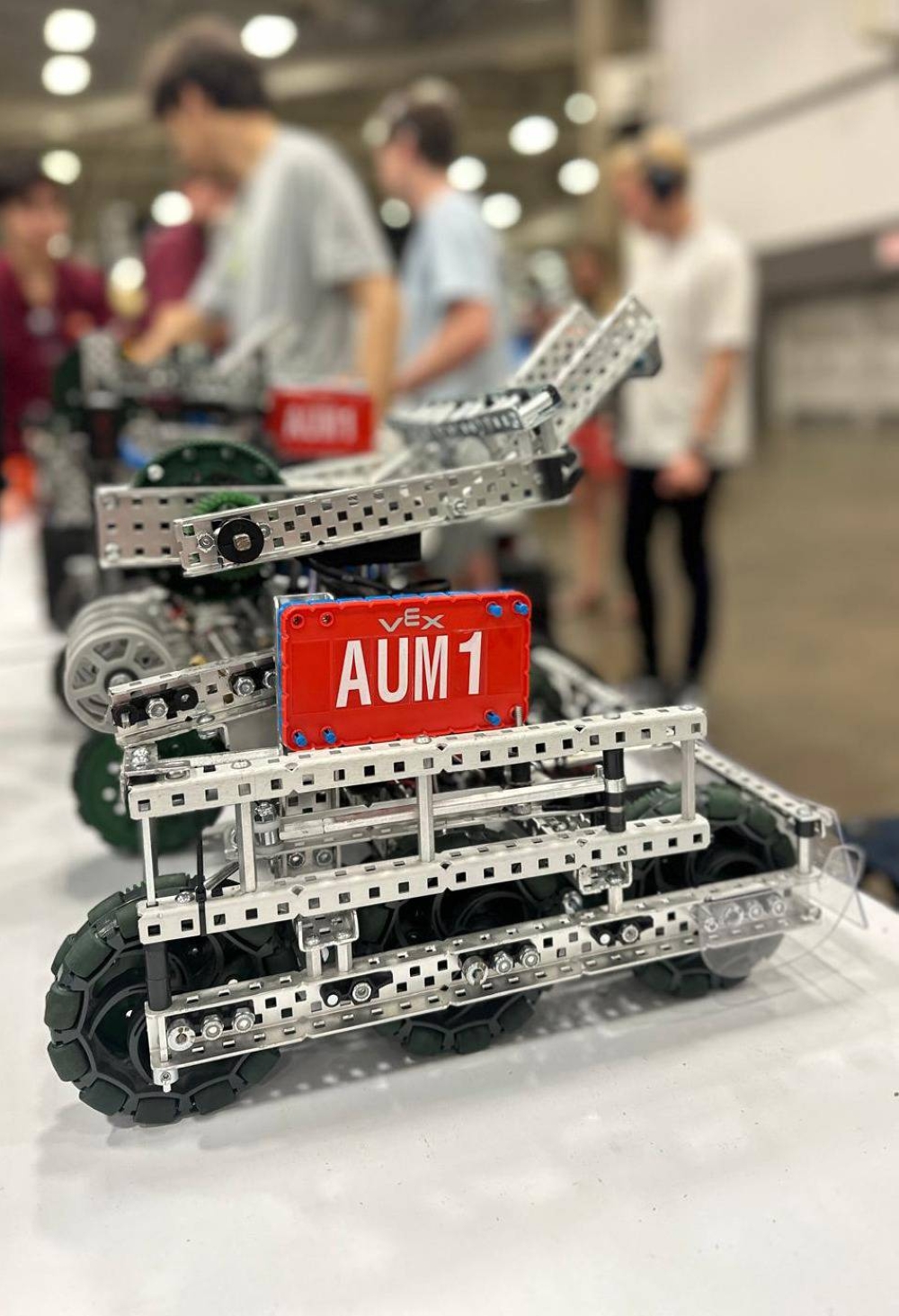 روبوت المجموعة حاملاً شعار الجامعة